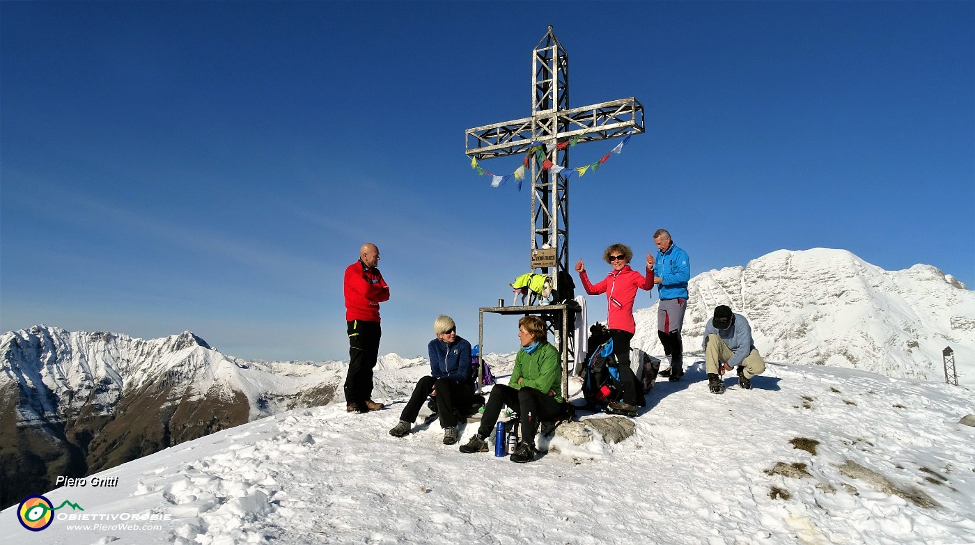 47 Alla croce di vetta di Cima Grem (2049 m) con da sfondo l'Arera.JPG -                                